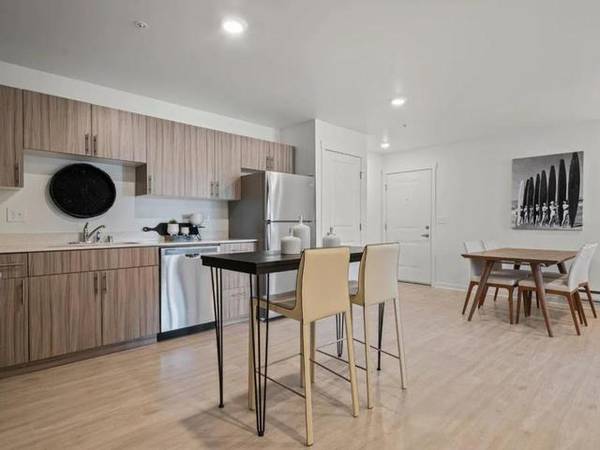 $1,400 / 1br - 753ft2 - Bright  w/ Fitness Center Access-6 Weeks FREE!63895803145218122