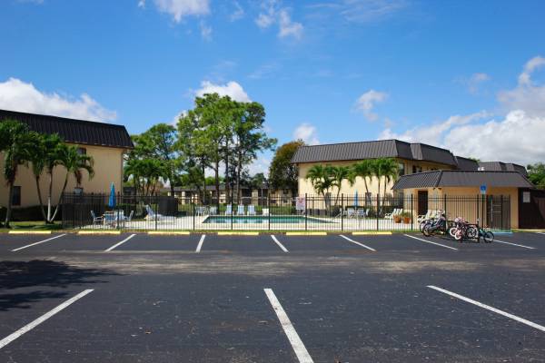 $1,975 / 2br - $1975 EXOTIC 2B/2B IN PINE LAKE (PEMBROKE PINES)64002014864769120