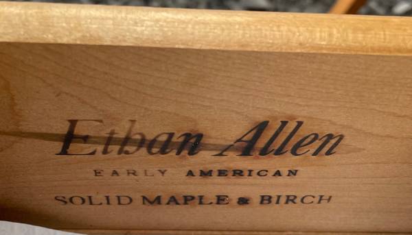 Ethan Allen mesita de noche de roble y arce sólidos (UNA) y espejo - $40 (Rochester)62977648365187124