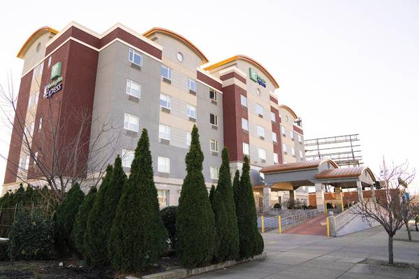 Front Desk Agent – Holiday Inn Express 1