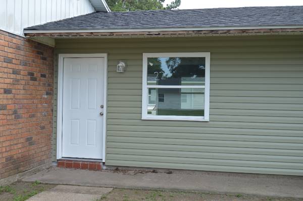 $1200.00 / 3br - Recently Renovated 3 Bed 1 Bath Apt in Borussard Complex63857515743235120