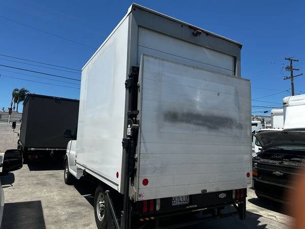 2017 CHEVROLET EXPRESS 3500 CUTAWAY CAMIÓN CON CAJA DE CARGA DE 10 PIES Y ELEVADOR - $15,000 (GARDENA)63502158473473123