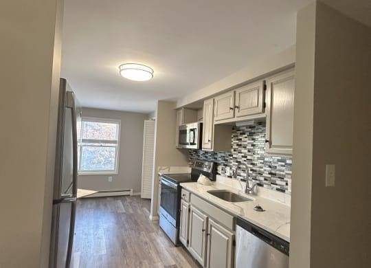 $2,292 / 2br - 750ft2 - Refrigerator, Heat Included in Select Apartments, Large Closets (73 Cross St, Woodstock, VT)63976979154050121