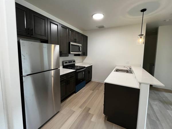 $1,695 / 2br - AMPLIO INTERIOR DE ALTA GAMA - Gimnasio en el lugar + Actualizado y admitido para mascotas (Salem - Center Street)63660444320513121
