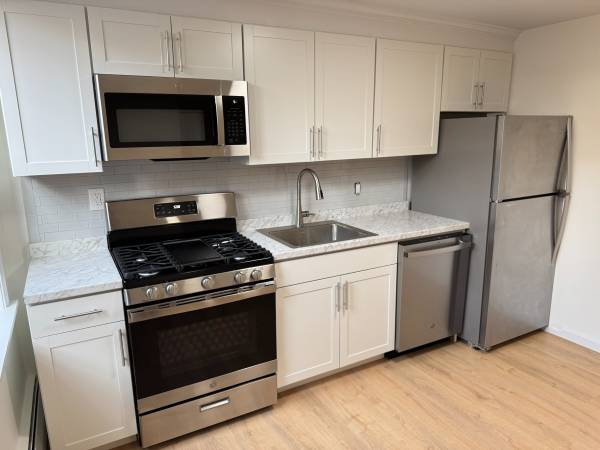 $1,650 Newly renovated studio apartment w/ all utilities included in DT NH! (New Haven)64010164315265122