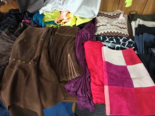 Vestidos, faldas, trajes, pantalones cortos, pantalones, trajes de baño y zapatos para mujer - $2 (Silver Spring)63471431799425124