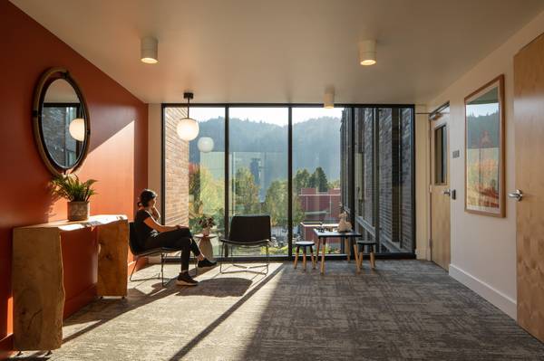 $1,505 / 2br - 792ft2 - ¡Ubicado en Portland!, Sala de música, 2/hab 1/ba (6520 N Salem Ave, Portland, OR)63831250842753120