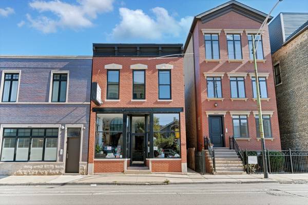 $3,995 / 3br - 2239 N. Clybourn Ave. Unit 2 - ONE MONTH FREE!! (Lincoln Park)63960014492034120