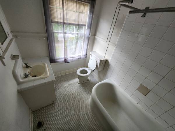 $1050.00 / 2br - Spacious Second Floor Apartment64027276067331123