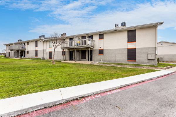 $1,149 / 2br - 950ft2 - 2 bedroom, Linen Closet, Laundry Facility (2819 Walton Ave, Fort Worth, TX)63796376092035121