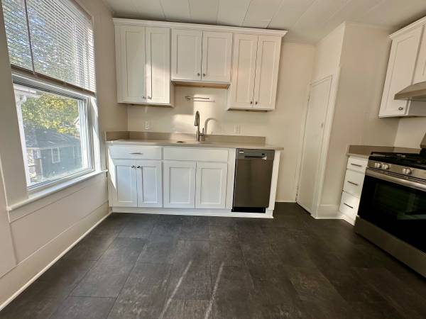 $1,795 / 1br - 750ft2 - 1br - Location! Walk to town, easy access to Rt 9 and 91, 2nd fl (Northampton, MA)64017048520835122
