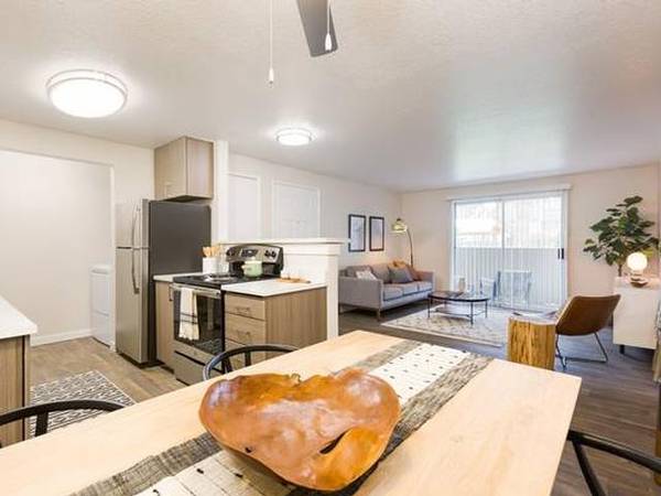 $1,763 / 2br - 856ft2 - Impeccable 2 BR/1 BA with Brand New Hardware & Pet Spa (Vancouver)63672637247361123