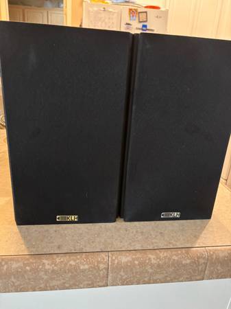 KLH  AUDIO BOOKSHELF SPEAKERS 1