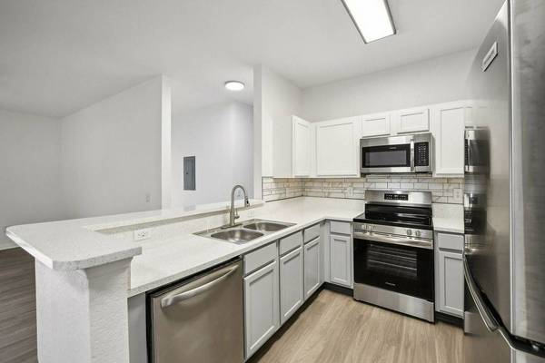 $1,600 / 2br - 850ft2 - Apartment for rent by park, food store, hiking trail (Titusville, Florida)63823721492225122