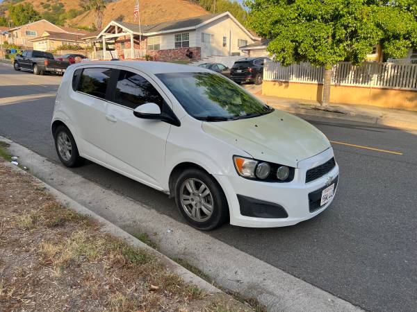 2016 Chevrolet Sonic - súper confiable y eficiente en gasolina - $2,700 (818)63623857542017121