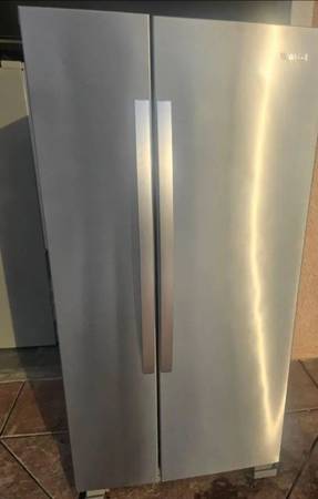 Like new Whirlpool Refrigerator w33h69 1