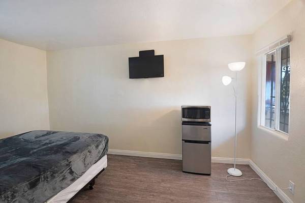 $919 / 1br - Clean and Bright 1BR Apartment Near Grocery Stores (oakland downtown)63888991035395124