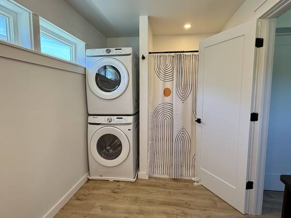 $2,300 / 1br - 900ft2 - Beautiful Two-Story Tiny House | 900 Sq Ft | $2,300/mo –All Inclusive (Bristol)63976979095938123