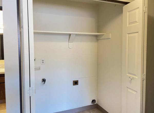 $1,300 / 2br - Single-Level Apartment Home in a Quiet Area, Vibrant Local Scene (Salem on Browning Ave)63660412647297121