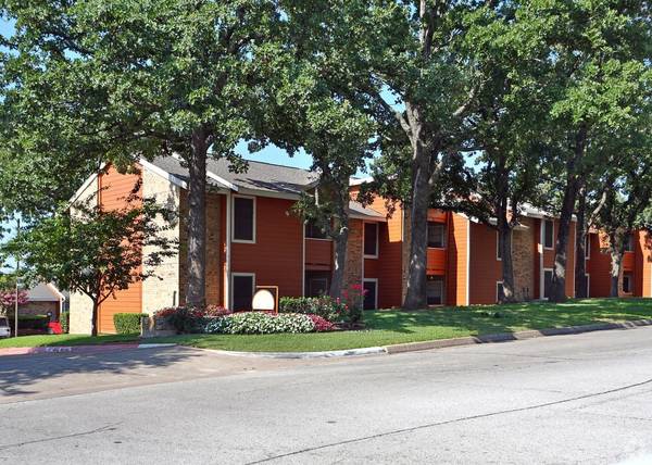 $1,225 / 2br - 887ft2 - Your Space, Your Way (1400 Shady Ln, Bedford, TX)63796375841153124