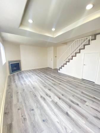 $3195.00 / 2br - Riverside Villas R12-2063700919896963122