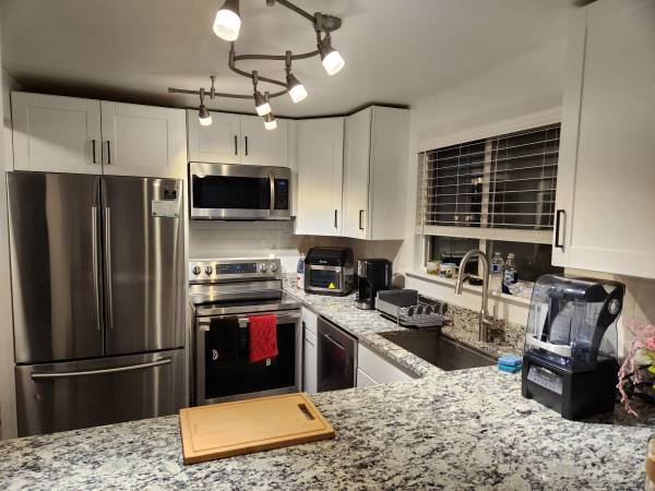 $1,400 / 2br - 1200ft2 - MASTER SUITE IN UNIVERSITY PLACE W/ PRIVATE BATHROOM & ATTACHED GARAGE (Tacoma/University Place)63934290199938122
