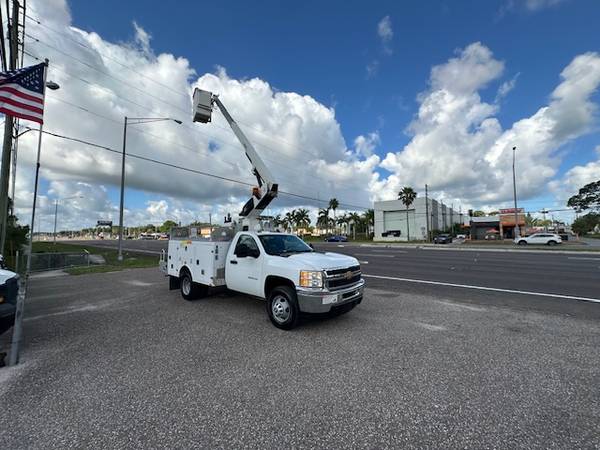 2012 CHEVROLET SILVERADO 3500HD V8 6.0 L CAMIÓN PLUMA DE 34 PIES, MUY LIMPIO - $24,900 (40081 US HWY 19 N TARPON SPRINGS, FL 34689)63443620713219123