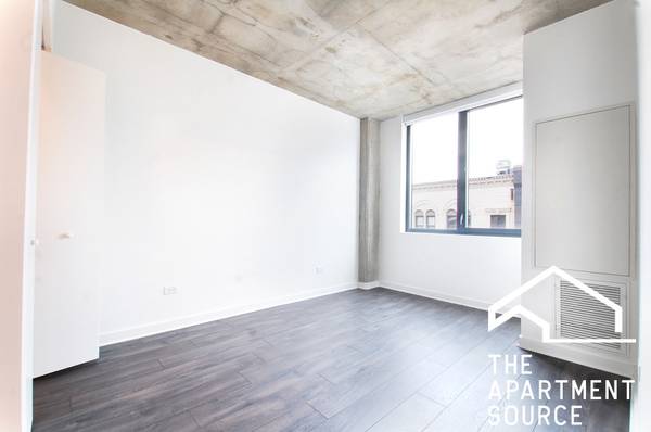 $2,625 / 1br - 658ft2 - Luxury Lakeview Apartment – Floor-to-Ceiling Windows, In-Unit W/D 🏡 (Lakeview)64041811003649123
