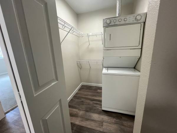 $1,699 / 1br - 680ft2 - 🚗 Prime Edmonds Location | Modern 1BR w/ In-Unit Laundry, & Balcony (Edmonds)63807984441603123