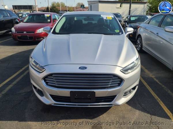2016 *Ford* *Fusion* *Sedán SE de 4 puertas, tracción delantera* Plateado - $4.999 (Subasta de autos pública de Woodbridge)63439942058371121