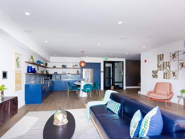 $2,932 / 1br - 716ft2 - Resident Lounge, Rooftop Lounge, Swimming Pool & Sundeck (Westchester, Los Angeles)63655062651395120