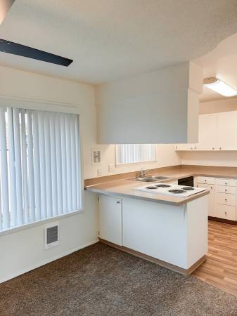 $1,475 / 2br - 1000ft2 - Tour Today! NEW Flooring! 2x1 With XL Storage Closet and Parking! (Beaverton)63956648251011123