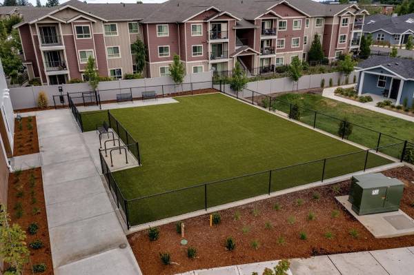 $1,374 / 1br - 669ft2 - BBQ And Outdoor Seating Area, Rentable Garages (Vancouver)63672530156545121