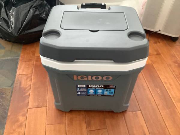 Igloo cooler, 62 quart 1