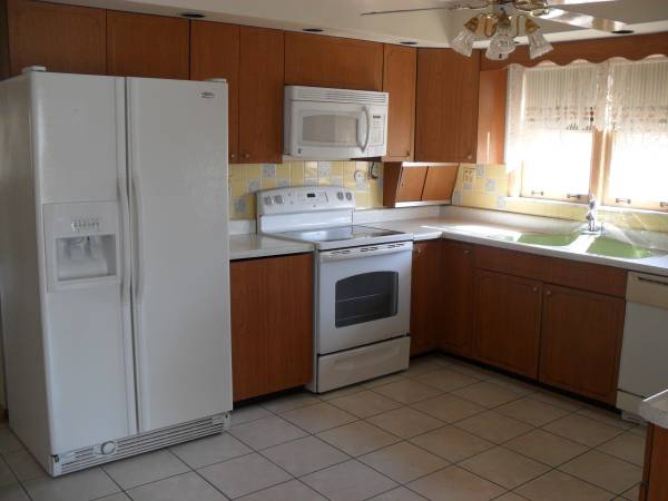 $2,590 / 3br - 1800ft2 - 3 BEDROOM, Large Rooms 1800 sq ft, Driveway (Elmwood Park, Il)63898732895619123