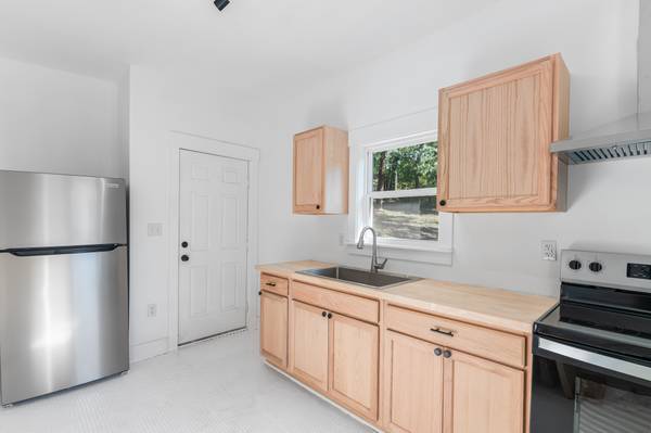 $2,000 / 2br - 910ft2 - 2BR/1BA House for Rent in North Avl (UNCA)64029376169858121