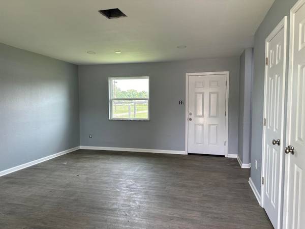 $1200.00 / 3br - Recently Renovated 3 Bed 1 Bath Apt in Borussard Complex63857515743235122