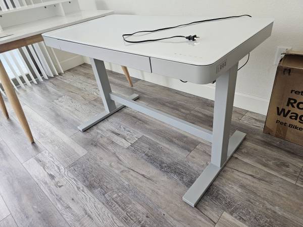 Height adjustable desk 1