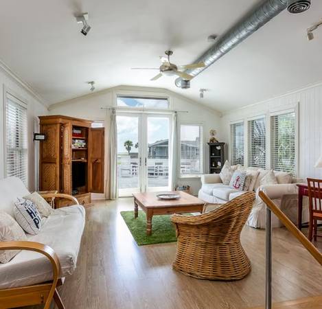 $140 / 1br - 1300ft2 - WINE TIME COZY URBAN EFFICIENCY SLEEPS 6 (Jamaica beach,TX)63986918779394124