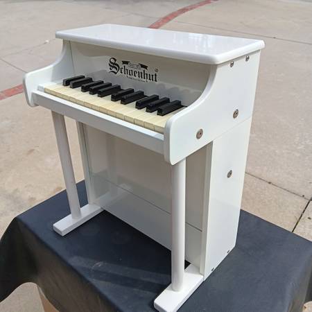 A Piano/ Toy/ Gift/ Christmas/ Schoenhut/ Music/ Instrument/ Keyboard/ 1