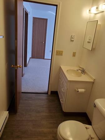 $933 / 2br - 700ft2 - 2-bedroom downstairs unit available! (Clare)63793453666051124