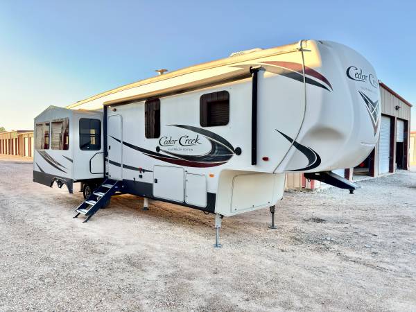 2018 38ft CEDAR CREEK SILVERBACK W/ 3 SLIDES KING SUITE MUST SEE 1