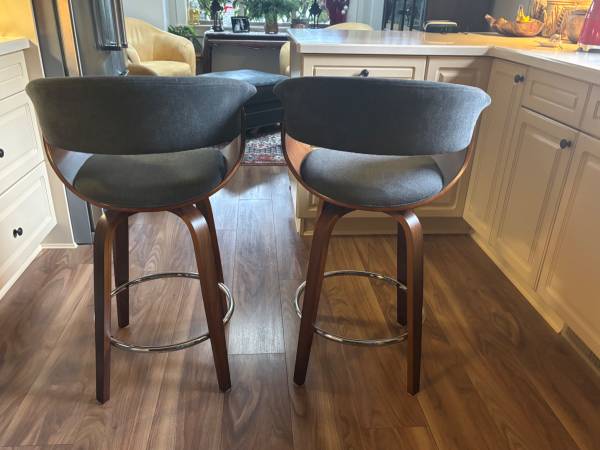 2 Kitchen Counter Stools 1