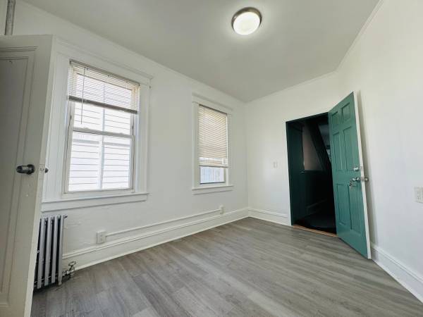 $2,500 / 1br - Bright 1-Bedroom Apartment w/ All Utilities Included on the 1st Floor! (East Elmhurst)63854290961411123