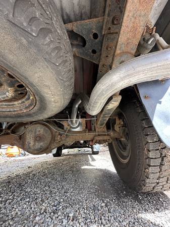 toyota tacoma sr5 manual v6 4x4 (with matching topper) - $9,500 (Newton)63482305760387124