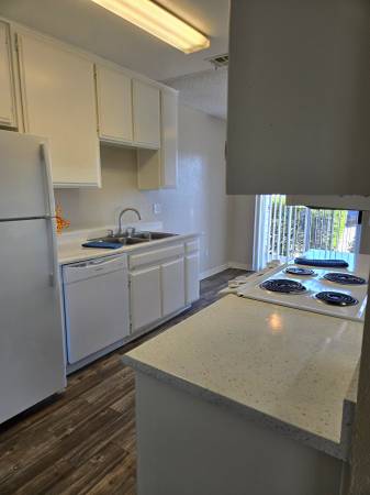 $2,245 / 2br - Heights Square Apts.! 2x2! W/D en unidad! Aire acondicionado y calefacción central! (El Cajon)63841344649475123