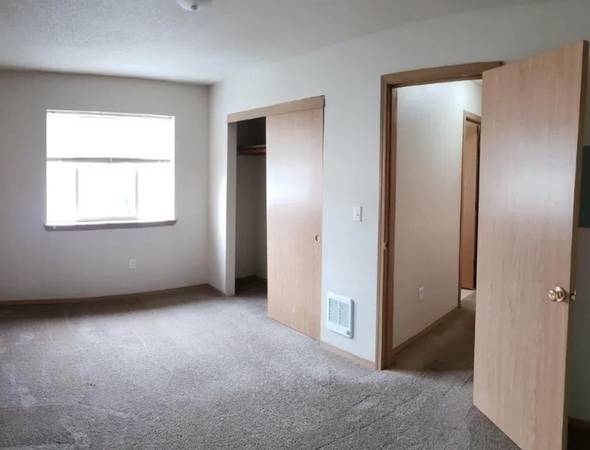 $1,550 / 2br - Spacious 2 Bed | Suburban, Family-Friendly Loc + Dogs & Cats Welcome (East Portland)63914740112386123