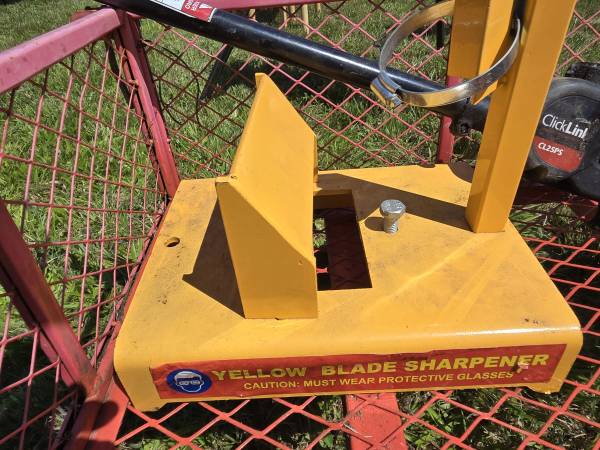 Yellow Blade sharpener 1