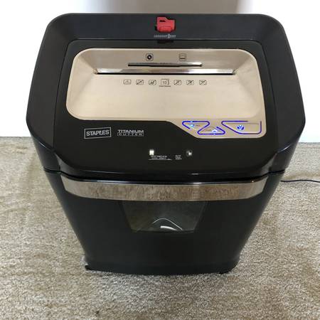 Staples SPL-TMC10A Professional Cross-Cut Paper Shredder with Titanium blades 1