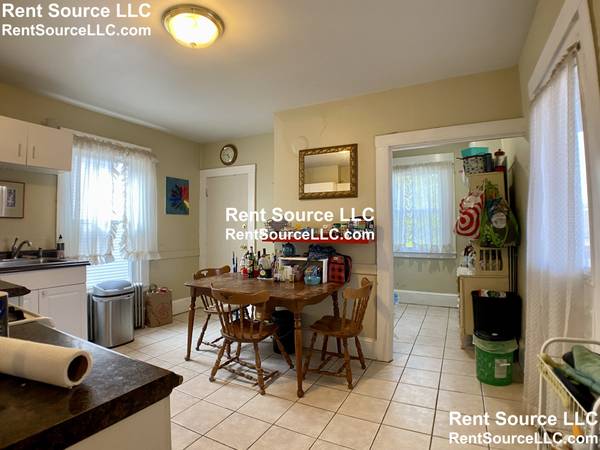 $3,300 / 3br - Spring Hill Spacious 3BR 1.5 Bath w/Parking, Free Laundry - 9/15 (Spring Hill/Davis Square)63856337372803121